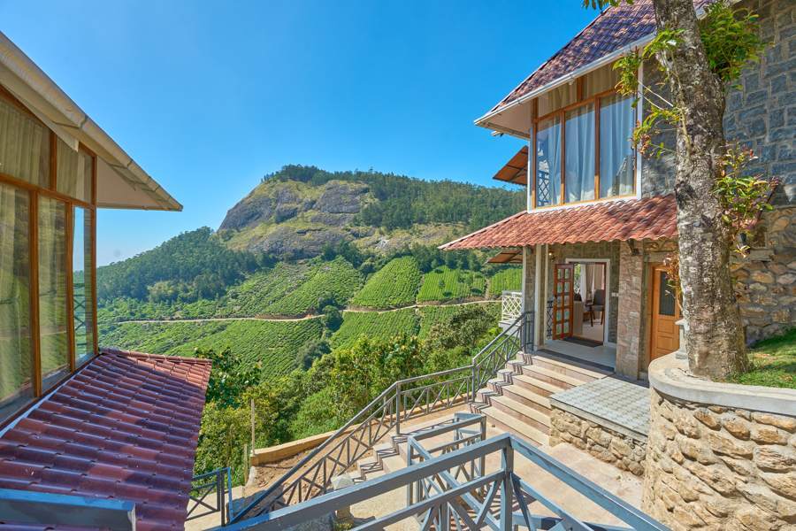 Jacuzzi Room cottage exterior with mountain backdrop