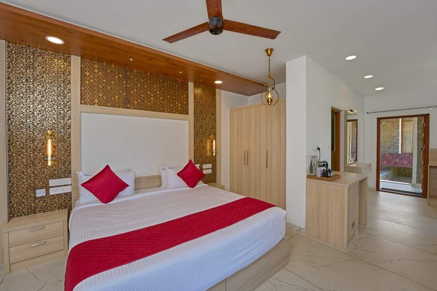 Jacuzzi Room bed with red accent cushions