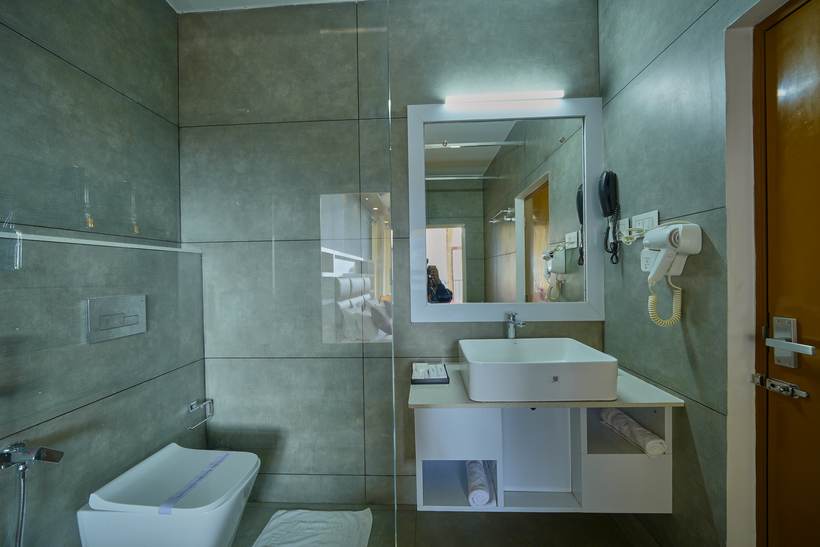 Luxury Suite Room vanity and sink area