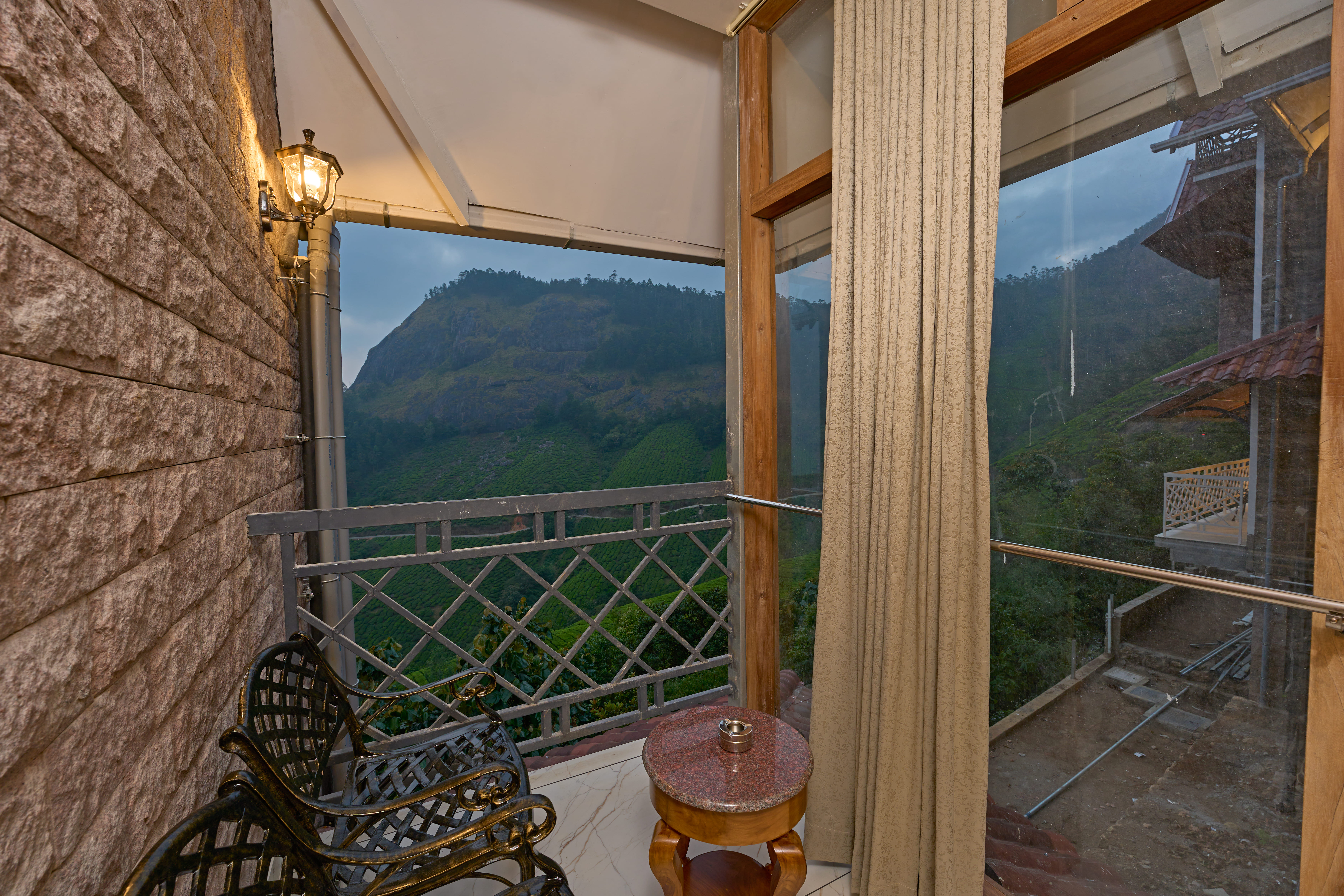 Plantation Luxury Room with Bathtub — balcony overlooking the tea plantation
