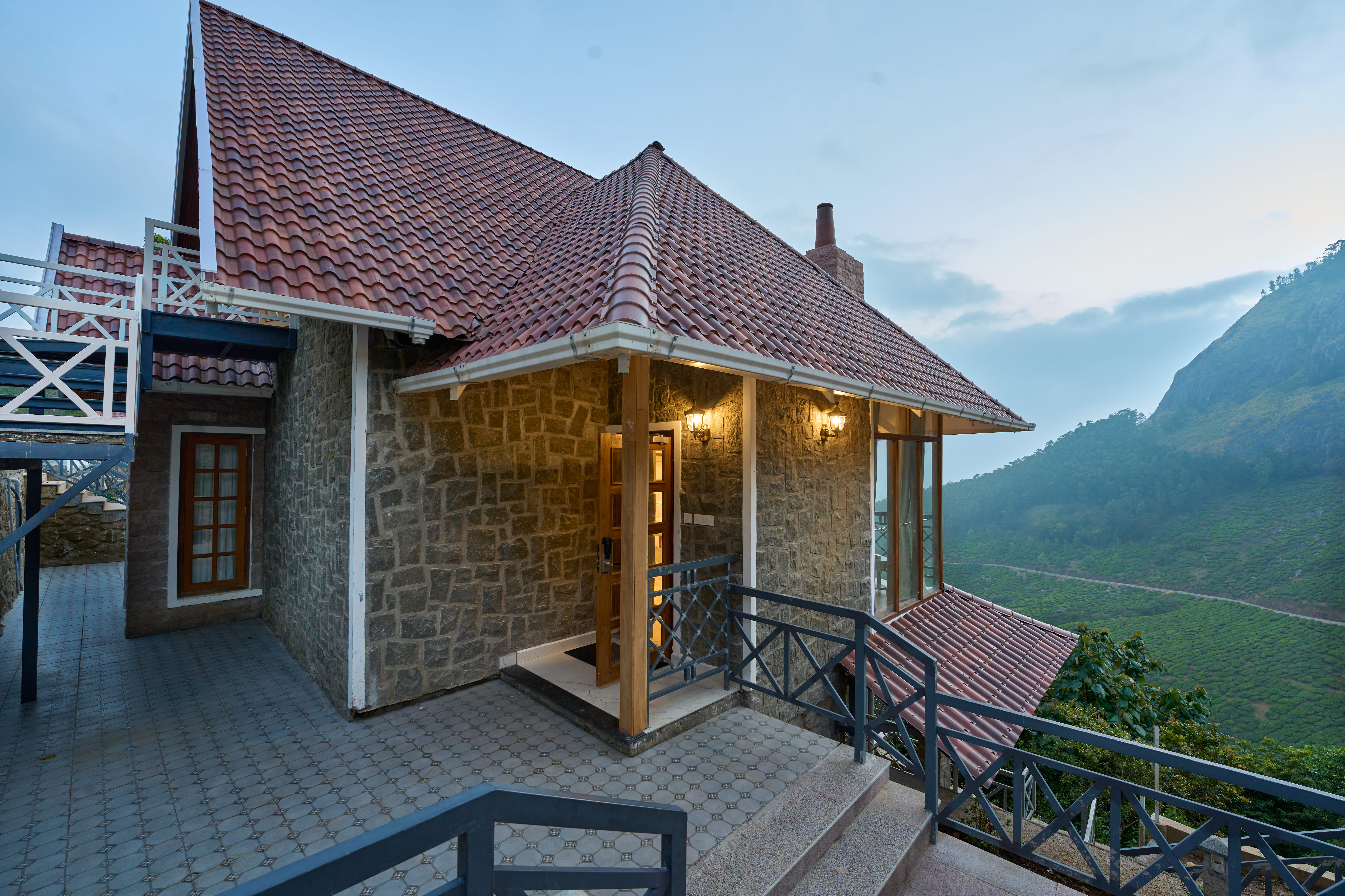 Plantation Luxury Room with Bathtub — cottage exterior with hill view